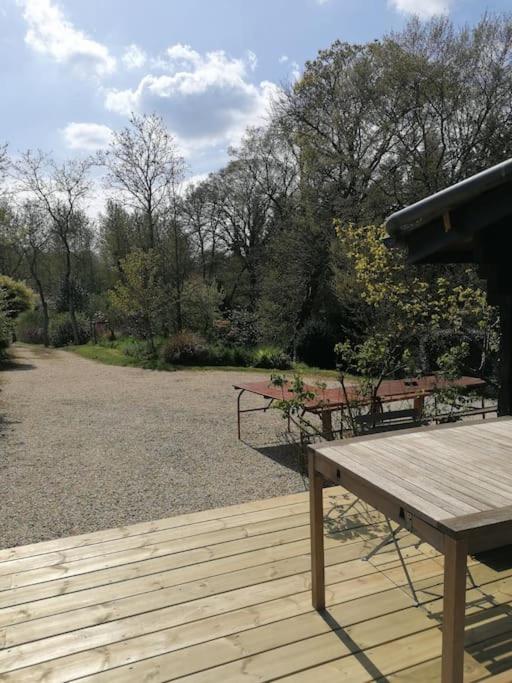 Chalet En Pleine Nature Au Bord D'Un Etang Lanvallay Exterior foto